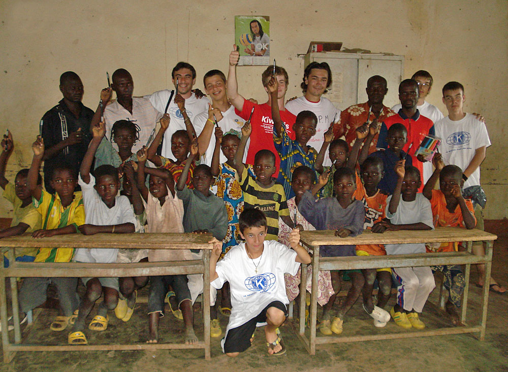 Burkina Faso : remise de stylos et fournitures scolaires aux élèves de l'école du village de Sourou