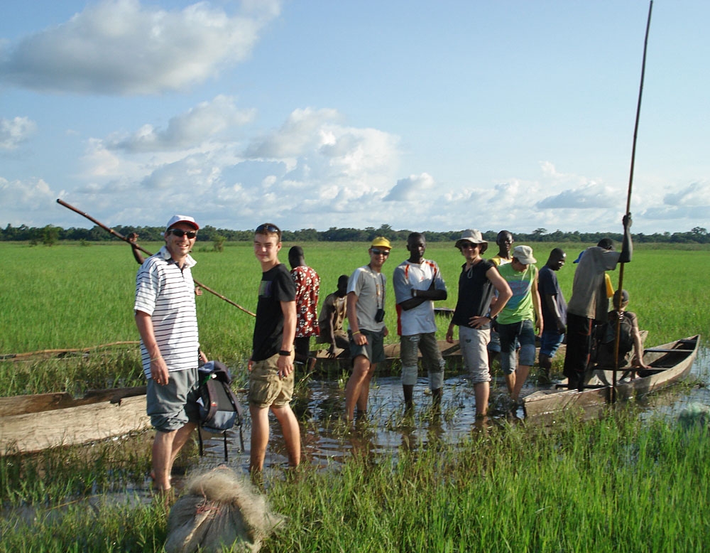 Pirogues sur lac aux hippopotames.