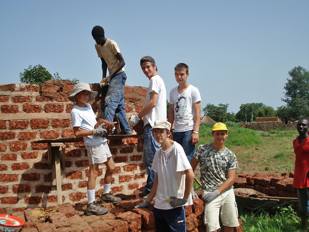 Aide à la construction du centre pour les orphelins.