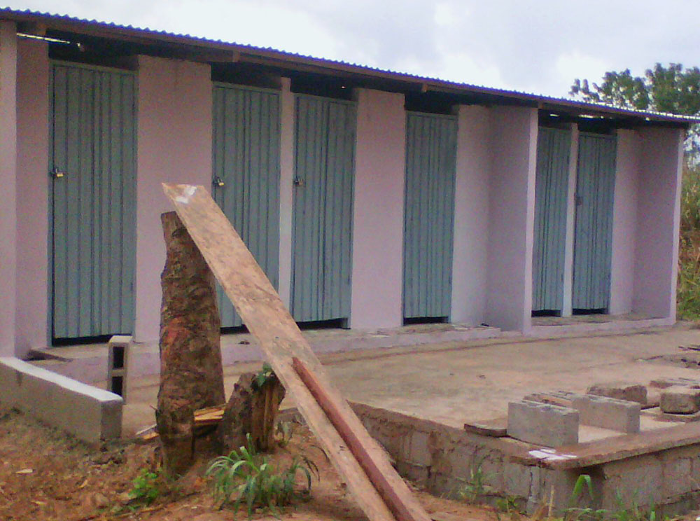 Construction des latrines pour l'école de Zahakro en Côte d'Ivoire.