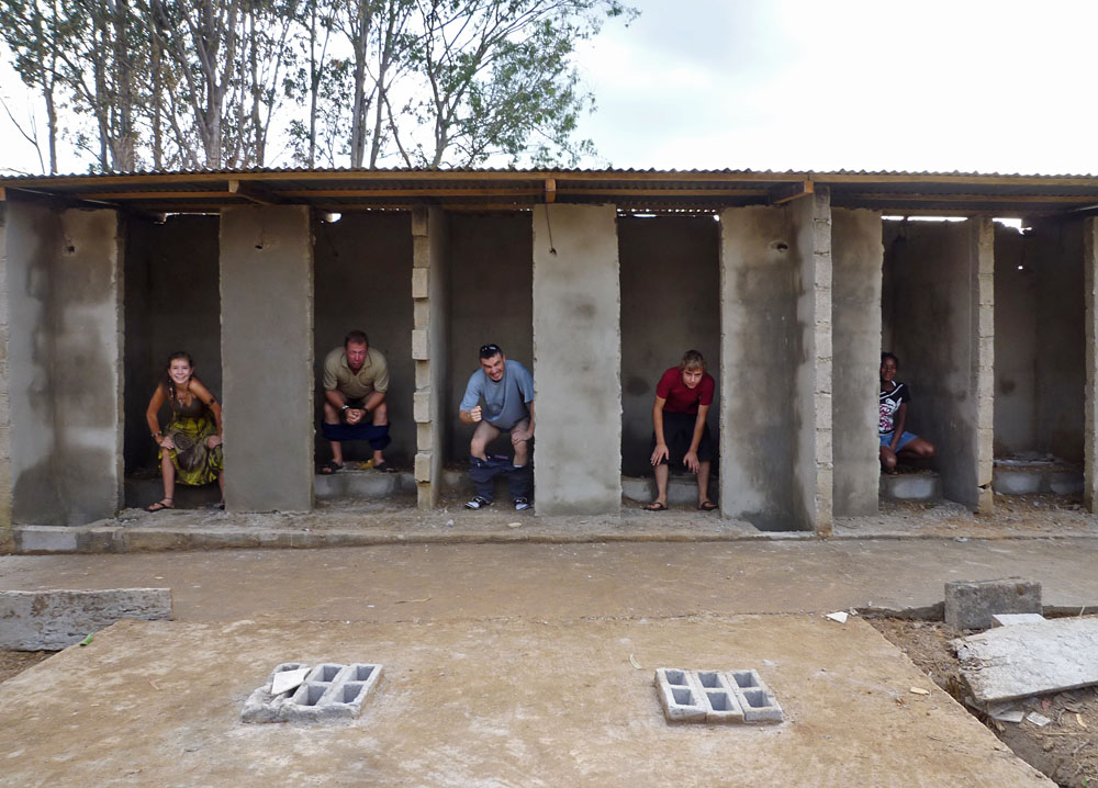 Construction des latrines pour l'école de Zahakro en Côte d'Ivoire.