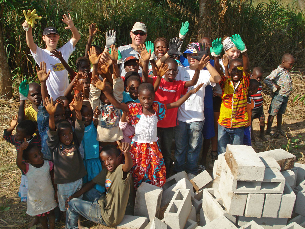 Construction des latrines pour l'école.