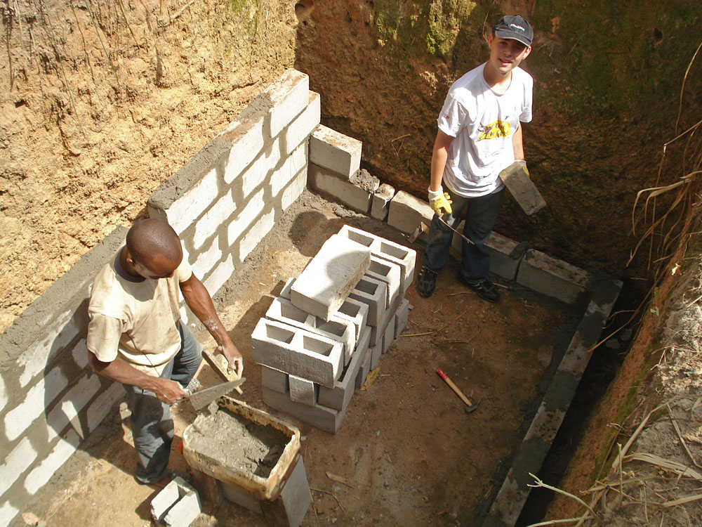 Construction des latrines pour l'école.