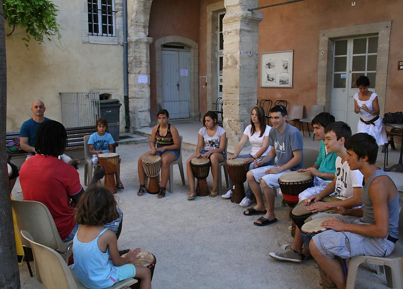 Cours de djembé avec le grand frère d'Ndioufa ! Le CKPM apprend un nouveau morceau traditionnel du Sénégal.