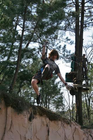 Anthony sur une tyrolienne, en avant la musique !