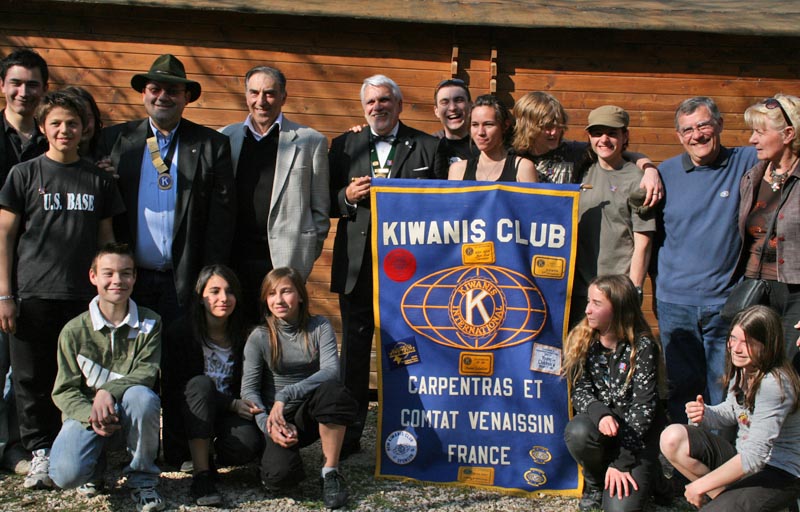 Le CKPM, ses clubs parrains et M. NAVELLO, Maire de Mazan.